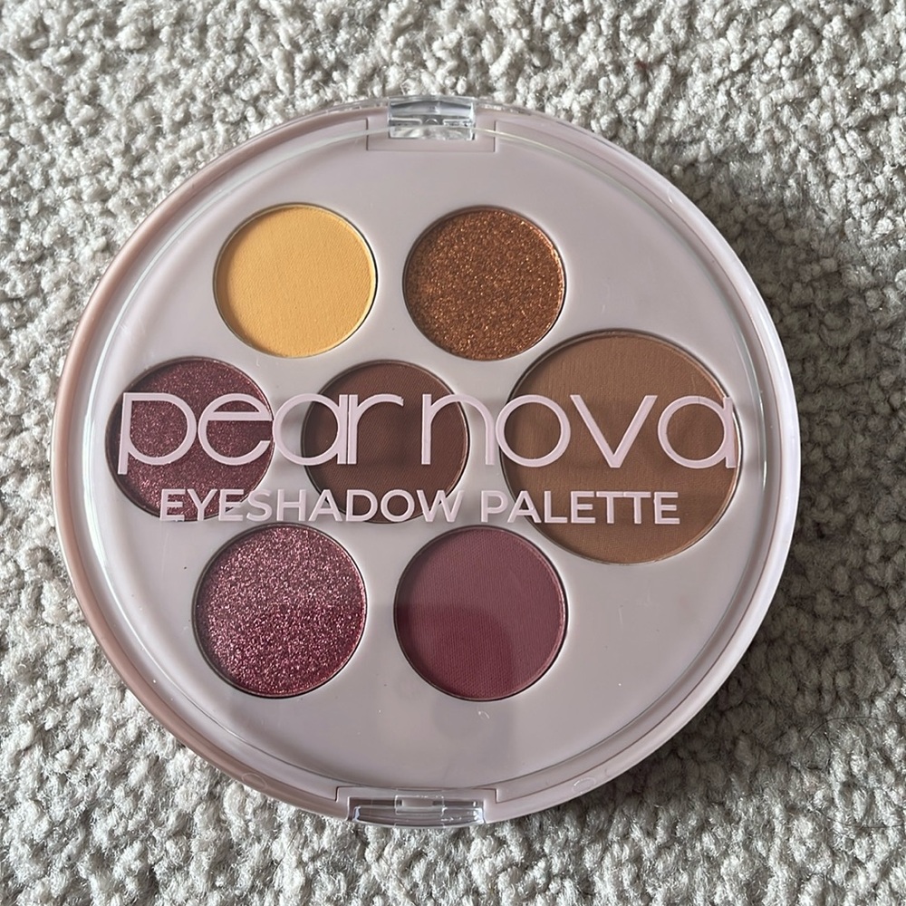 Pear Nova eyeshadow pallet